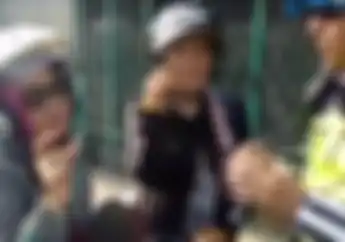 Viral, Video Emak-emak Kena Razia, Malah Nyanyi Rhoma Irama ke Polisi