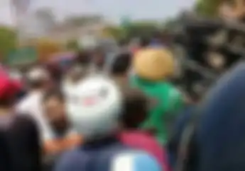 Kagak Sabaran, Video Motor dan Mobil Box Tersambar Kereta di Pekalongan