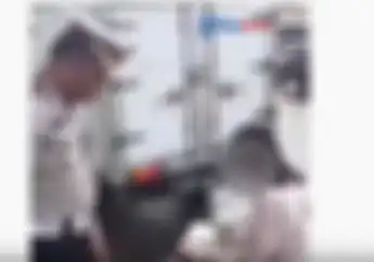 Gak Kenakan Helm, Video Pemotor Wanita Mewek Ditilang Polisi