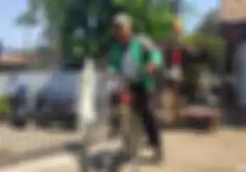 Miris, Gak Ada Duit Buat Benerin Motor, Driver Ojol Antarkan GoFood Pakai Sepeda