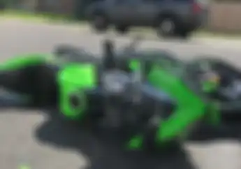 Sadis, Video Mobil Tabrak dan Lindas Pengendara Kawasaki Ninja 650, Polisi Cuma Kasih Hukuman Ringan