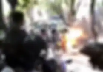 Mahasiswa Berhamburan, Video Honda CB Ludes Terbakar di Parkiran, Pemilik Motor Tertunduk Lesu