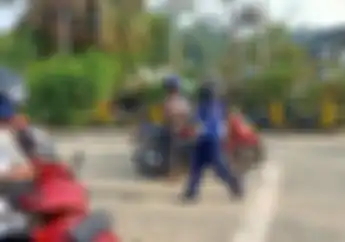 Waduh Calon Ibukota Baru Diselimuti Asap Tebal, BNPB Balikpapan Bagikan Masker ke Pemotor