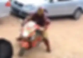 Suzuki Hayabusa Seharga 100 Kali Skutik Honda ADV150 Jatuh Gubrak Oleh Iron Man