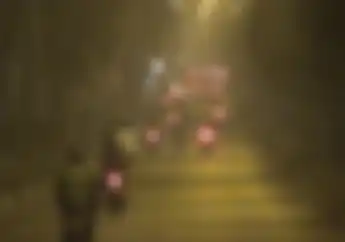 Jarak Pandang Jadi Terbatas, Begini Tips Berkendara Motor yang Aman di Tengah Kabut Asap