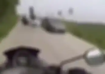 Mencekam, Video Dua Moge Terobos Jalur Berlawanan Hantam Mobil, Korban Sampai Terbang Gak Bergerak