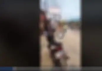 Warga Berhamburan, Gak Terima Ditilang Bocah Ngamuk Bakar Motor Sendiri, Polisi Langsung Gerak Cepat