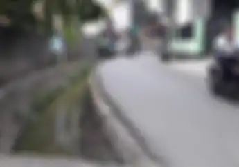 Bikers Harus Hati-hati Lewat Jalan Ini, Meleng Sedikit Bisa Nyebur ke Kali