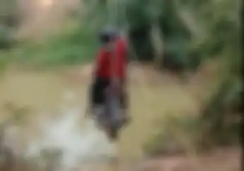 Ngilu Lihatnya, Video Honda Vario Nyeberang Sungai Pakai Katrol, Pemotor Grogi