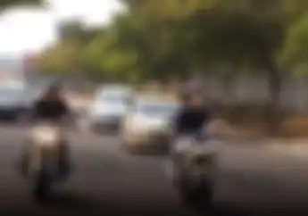 Seksi Banget, Video Nikita Mirzani Asyik Kendarai BMW R Nine T Spezial, Sampai Pamer Lepas Tangan