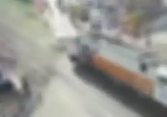 Detik-detik Pemotor dan Warga Panik Selamatkan Mobil Nyangkut di Rel, Tak Tertolong Akhirnya Ditabrak Kereta