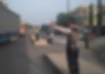 Membahayakan Pengendara Motor, Trotoar di Tengah Jalan Kalimalang Dijaga Dishub dan Polisi