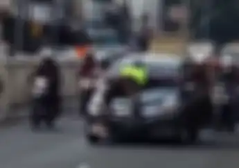 Viral Video Polisi Nemplok Di Kap Mobil Diiringi Pemotor Yang Berusaha Menghentikan