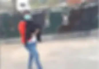 Bikin Merinding, Video Wanita Jalan Kaki Sambil Gendong Jenazah Cucunya Gara-gara Motor Habis Bensin