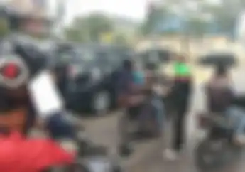 Banyak Asap di Jalan, Komunitas Ojol Bagikan Masker Gratis Kepada Pemotor di Batam