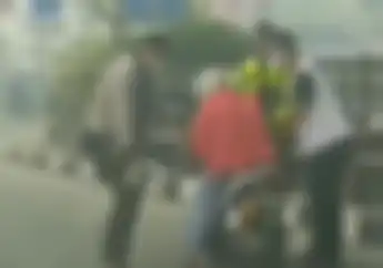 Kabut Asap Kelewat Tebal, Pemotor Wanita Sempoyongan dan Mendadak Lemas di Lampu Merah
