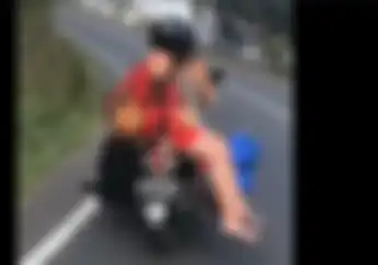 Bahaya! Bule Seksi Berpakaian Mini di Bali Bonceng Motor Salah Posisi, Bisa Bikin Celaka