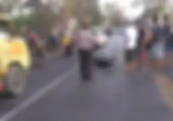 Duh, Kenapa Nih! Alami Kecelakaan Dengan Mobil, Pemotor Ini Malah Mau Dikeroyok Warga