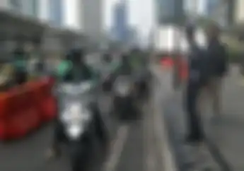 Waduh, Hari Pertama Uji Coba Jalur Sepeda Diserobot Oleh Para Pemotor