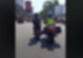 Baik Banget, Polisi Ini Bantuin Stut Motor Warga yang Mogok Sampai ke Bengkel