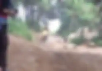 Viral Video Tukang Ojek di Gunung Sindoro, Ternyata Tarifnya Murah Banget Bro!