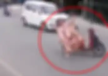 Fatal, Video Emak-emak Pemotor Scoopy Kena Tabrak Jupiter MX, Alasannya Klasik