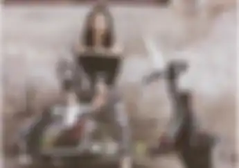 Awkarin Viral Bagi 3.000 Nasi Kotak Saat Demo Kemarin, Enggak Tahunya Keren Juga Foto di atas Vespa