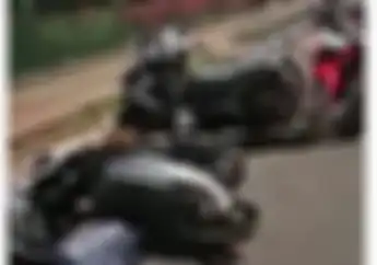 Pasca Demo, Banyak Motor Tumbang di Depan Gedung DPR dengan Kondisi Rusak Parah