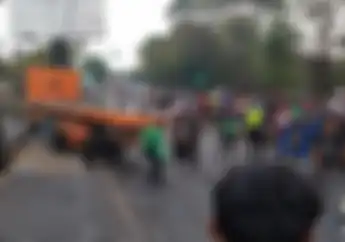 Rem Blong, Truk Bermuatan Besi Bangunan Tabrak Tiang Reklame, Pemotor Tertimpa Muatan