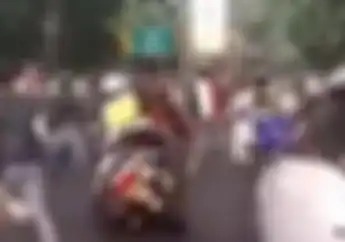 Grombolan Anak STM Tendang, dorong dan injak Motor Polisi BM, Boks Samping Sampe Lepas