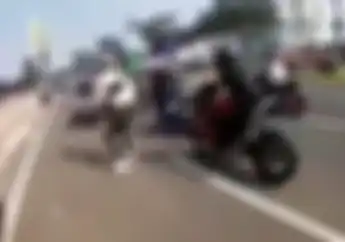 Bundaran BSD Mendadak Ramai, KTM Duke 200  Senggol Honda Supra, Anggota TNI Sampai Jungkir Balik