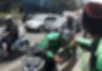 Sisa Gas Air Mata Masih Terasa, Warga Bersama Driver Ojol Berikan Air Kepada Pemotor