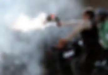Bahaya Gas Air Mata, Bikers Bisa Nyeri Dada sampai Mata Perih, Kenali Kandungan Gas Air Mata dan Penanganannya