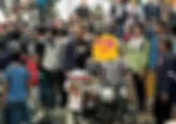Gak Ada Kata Takut, Kawasaki W175 Dikerubungi Ratusan Pendemo, Cuma Numpang Mengais Rejeki