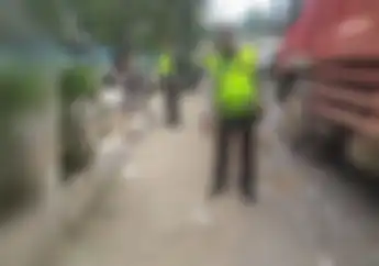 Tragis! Nyalip Dari Kiri, Pemotor Oleng Tewas Terlindas Truk