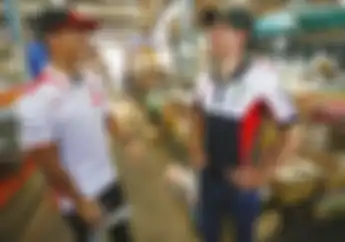 Akrab Banget, Cal Crutchlow Bareng Jorge Lorenzo Cari Oleh-oleh Di Pasar Tradisional Thailand