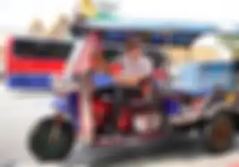Gak Mau Kalah Sama Marquez, Jorge Lorenzo Ikutan Narsis di Atas Tuk-tuk Jelang MotoGP Thailand