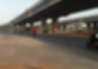 Trotoar di Tengah Jalan Kalimalang Akhirnya Dibongkar, Driver Ojol Curhat Begini