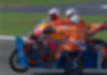 Jatuh Lagi, Honda RC213V Marc Marquez Diangkut Yamaha Jupiter di MotoGP Thailand 2019