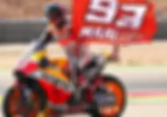 Widih, Marc Marquez Selebrasi Sambil Bawa Bendera, Ternyata Harganya Murah Juga
