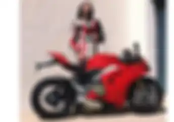 Gokil! Keanu Reeves Jajal Panigale V4S, Malah Ditantang Bos Ducati Jadi Test Rider