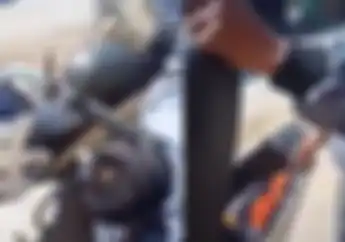 Kocak, Video Biker Kebingungan Isi Bensin Akibat Lokasi Tangkinya Aneh