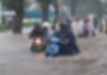 Mulai Musim Hujan, Jangan Paksa Motor Terobos Banjir Kalau  Enggak Mau Begini