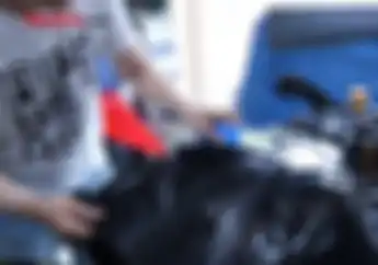 Biar Gak Salah, Nih Video Tahapan Memasang Stiker yang Benar di Motor