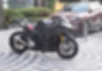 Makin Agresif, Modifikasi Kakak Yamaha R25 Pakai Decal Hitam Kaki-kaki Yamaha dan Aprilia Ini