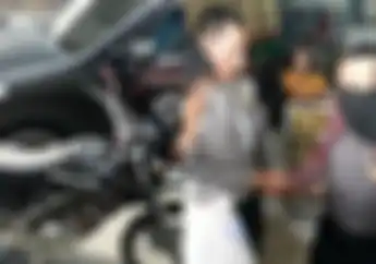 Jeruk Makan Jeruk, Polisi Naik Motor Trail Hadang Pemotor Lawah Arah, Eh Diciduk Polisi Juga