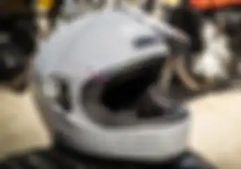 Kenalin Nih Shoei Glamster, Helm Full Face Spek Balap Bergaya Lawas