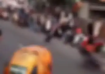 Mencekam, Video Detik-detik Penonton Tertabrak Saat Nonton Balap Liar, Korban Sampai Jungkir Balik