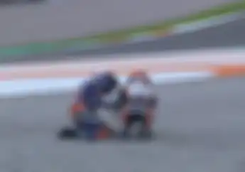 Ngilu, Video Johann Zarco Salto Ditabrak Motor KTM di MotoGP Valencia 2019