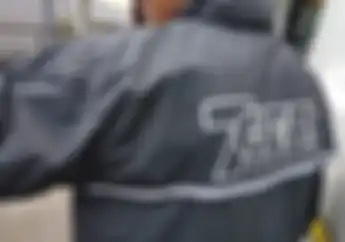 Jurus Lipat Jas Hujan Motor Agar Awet dan Gak Mudah Sobek, Bisa Dicoba Nih!